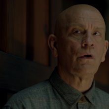 Bird Box: John Malkovich in una scena del film