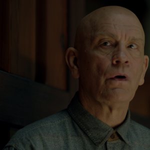 Bird Box: John Malkovich in una scena del film