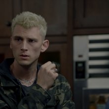 Bird Box: Machine Gun Kelly in una scena del film