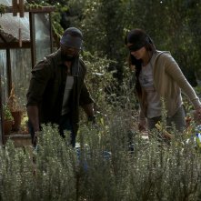 Bird Box: Trevante Rhodes e Sandra Bullock in una scena del film