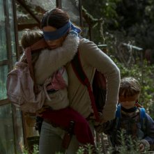 Bird Box: Sandra Bullock in una scena drammatica del film