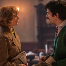 Il ritorno di Mary Poppins: Ben Wishshaw, Emily Mortimer in una scena