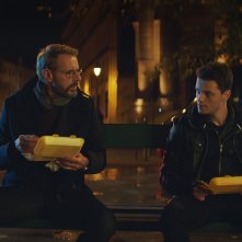 Nelle tue mani: Lambert Wilson, Jules Benchetrit in una scena