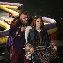 La befana vien di notte: Paola Cortellesi e Stefano Fresi in una scena