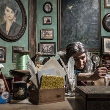 La befana vien di notte: Paola Cortellesi in una scena nei panni della Befana