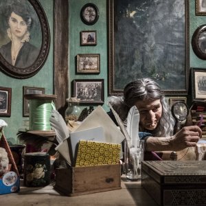 La befana vien di notte: Paola Cortellesi in una scena nei panni della Befana