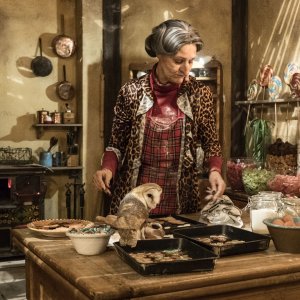 La befana vien di notte: Paola Cortellesi è la Befana nel film di Michele Soavi