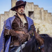 Moschettieri del Re: La Penultima Missione, Pierfrancesco Favino in una scena