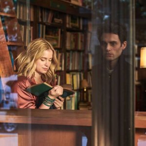 YOU: Elizabeth Lail e Penn Badgley in una foto della serie