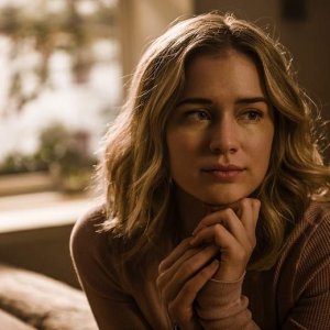 YOU: una foto della protagonista Elizabeth Lail