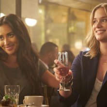 YOU: Shay Mitchell ed Elizabeth Lail in una foto della serie