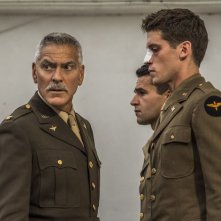 Catch-22: George Clooney in una scena della serie tv