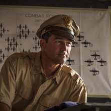 Catch-22: un primo piano di Kyle Chandler