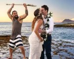 Jason Momoa rovina le foto di un matrimonio con il tridente di Aquaman!