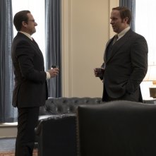 Vice - L'uomo nell'ombra: Steve Carell con Christian Bale in un momento del film