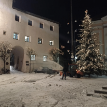 La befana vien di notte: la piazza durante le riprese è stata riempita di neve vera