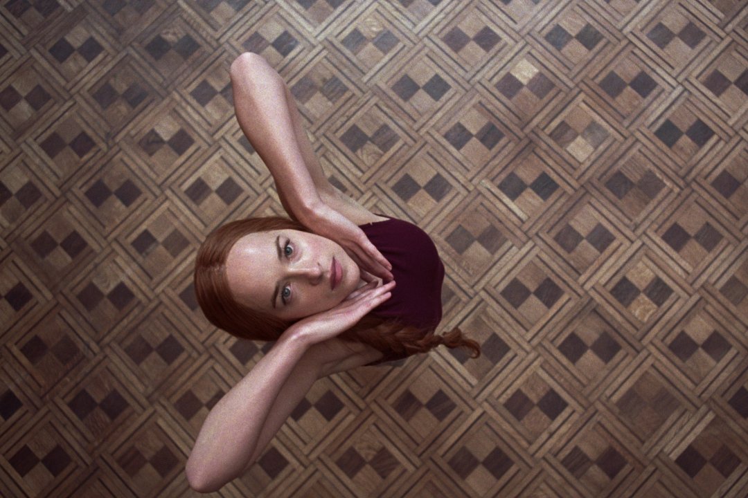 Bugonia, Dakota Johnson "intervista" il cast provocando Lanthimos: "Sai che ci sono altre attrici talentuose?"