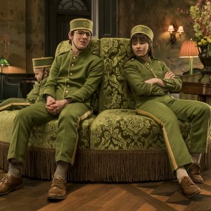 Una serie di sfortunati eventi: Malina Weissman, Louis Hynes in una scena della terza stagione
