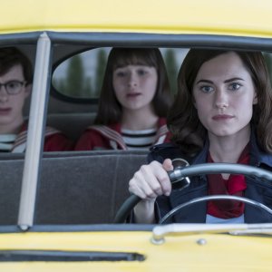 Una serie di sfortunati eventi: Allison Williams, Malina Weissman, Louis Hynes in una scena della terza stagione