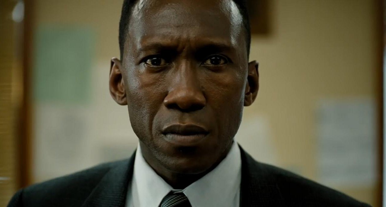 Primo piano di Mahershala Ali in True Detective