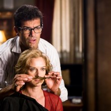 Basta un paio di baffi: Antonia Liskova e Marco Bonini in una scena del film