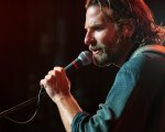 A Star Is Born, Bradley Cooper ricorda il folle incontro con Beyoncé: 'Jay-Z stava guardando Judge Judy in tv'