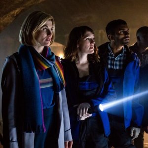 Doctor Who: Bradley Walsh, Jodie Whittaker, Tosin Cole, Mandip Gill in una scena dell'episodio Resolution