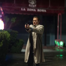 City of Lies - L'ora della verità: Johnny Depp in una scena d'azione