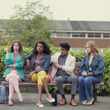 Sex Education: Mimi Keene, Simone Ashley, Chaneil Kular, Aimee Lou Wood in una scena della serie