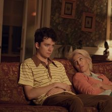 Sex Education: Gillian Anderson e Asa Butterfield in una scena della serie