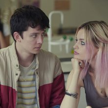 Sex Education: Asa Butterfield con Emma Mackey in una scena della serie