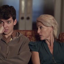 Sex Education: Asa Butterfield in una scena con Gillian Anderson