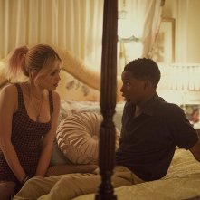 Sex Education: Kedar Williams-Stirling, Emma Mackey in una scena della serie