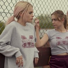 Sex Education: Emma Mackey, Aimee Lou Wood in una scena della serie