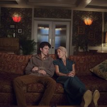 Sex Education: Asa Butterfield e Gillian Anderson in una scena della serie