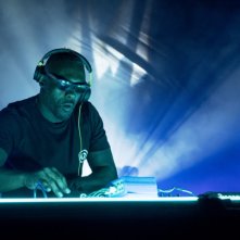 Turn Up Charlie: Idris Elba in una foto della serie