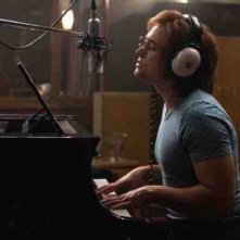 Rocketman: Taron Egerton in una foto del film