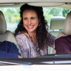 Un'ultima risata: Richard Dreyfuss, Andie MacDowell e Chevy Case in una scena