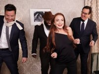 Bird Box: Lindsay Lohan si scatena con la parodia del film Netflix da Jimmy Fallon