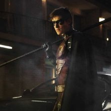 Titans: Brenton Thwaites in una scena d'azione