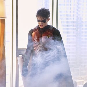 Titans: Curran Walters  in una scena della prima stagione