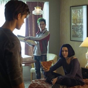 Titans: Ryan Potter, Brenton Thwaites, Teagan Croft in una scena della prima stagione