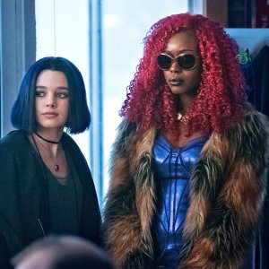 Titans: Anna Diop, Teagan Croft in una scena della prima stagione