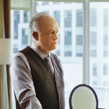 Titans:Reed Birney  in una scena della prima stagione