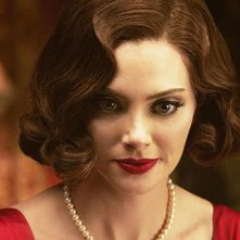 Titans: un primo piano di April Bowlby