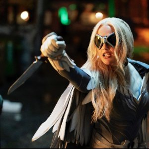 Titans: Minka Kelly in una scena della prima stagione