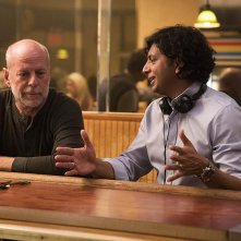 Glass: Bruce Willis sul set insieme a M. Night Shyamalan