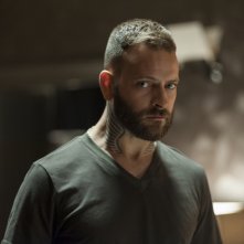 Suburra - La Serie: Alessandro Borghi in una scena della seconda stagione