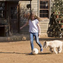 Mia e il leone bianco: Daniah De Villiers durante un momento di gioco con il suo leoncino