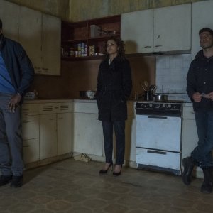 The Punisher: Jason R. Moore, Amber Rose Revah, Jon Bernthal in una scena